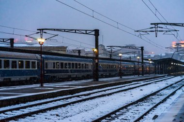 Romanya 'nın Bükreş kentinde soğuk ve karlı bir günde Kuzey Demiryolu İstasyonu (Gara de Nord), 2021