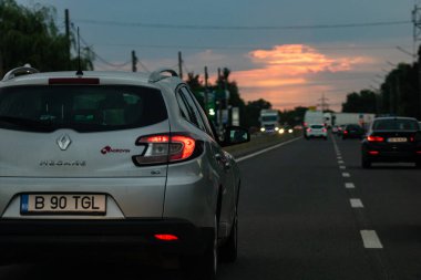 Romanya 'nın başkenti Bükreş' te sabah ve akşam araba trafiği, kirlilik, trafik sıkışıklığı