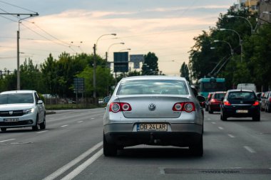 Romanya 'nın başkenti Bükreş' te sabah ve akşam araba trafiği, kirlilik, trafik sıkışıklığı