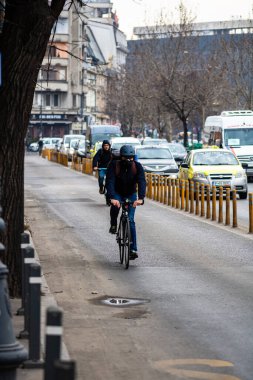 Şehrin sokaklarında bisiklet sürmek. Bükreş, Romanya, 2022 'de işe gidip gelmek