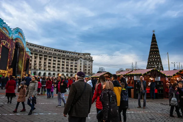 Άνθρωποι Στο Βουκουρέστι Χριστουγεννιάτικη Αγορά Στο Κέντρο Του Βουκουρεστίου Ρουμανία — Φωτογραφία Αρχείου