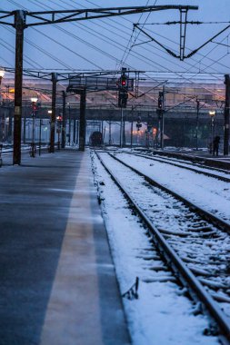 Romanya 'nın Bükreş kentinde soğuk ve karlı bir günde Kuzey Demiryolu İstasyonu (Gara de Nord), 2021