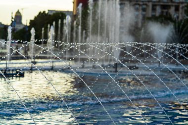 Bükreş şehir merkezindeki Unirii Meydanı 'ndaki çeşme. Bükreş, Romanya 'daki Unirii Bulvarı, 2021