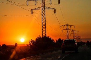 Trafiğin en yoğun olduğu saatte. Bükreş, Romanya, 2021 'de trafik sıkışıklığı, gün batımında yola çıkan arabalar
