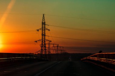 Elektrik direği, günbatımında elektrik kulesi.