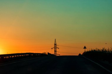 Elektrik direği, günbatımında elektrik kulesi.