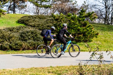 Şehrin sokaklarında bisiklet sürmek. Bükreş, Romanya, 2022 'de işe gidip gelmek