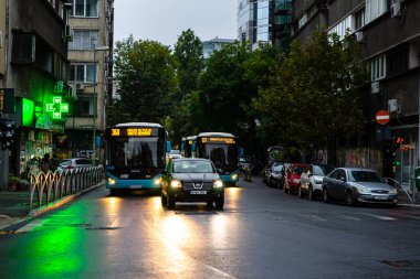 Romanya 'nın başkenti Bükreş' te sabah ve akşam araba trafiği, kirlilik, trafik sıkışıklığı