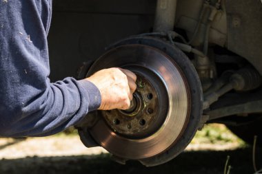 Romanya, Targoviste, 2021 'de bir arabanın frenleme ve onarım sistemi