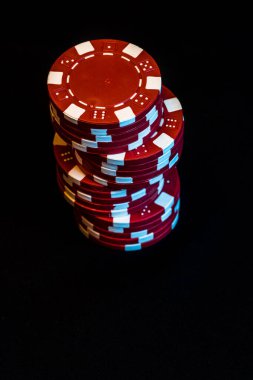 Siyah arkaplanda poker çipleri yığını
