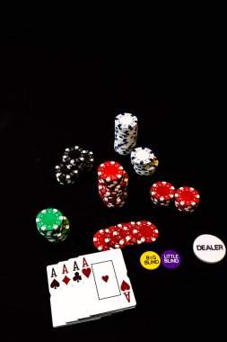 Siyah arkaplanda poker fişleri ve poker kartları yığını