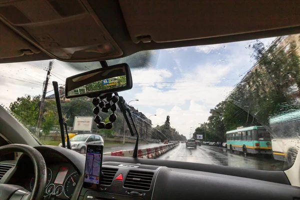 Using Waze Maps Application Smartphone Car Dashboard Bucharest Romania 2022 — Foto de Stock