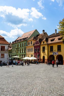 İnsanlar ve turistler Sighisoara, Romanya 'nın eski kalesinde 2022' de dolaşıyorlar.