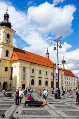Eski Sibiu, Romanya sokaklarında dolaşan halk ve turistler, 2022