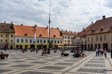 Eski Sibiu, Romanya sokaklarında dolaşan halk ve turistler, 2022