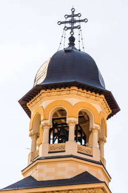 Katedralin mimari detayları. Romanya 'nın Alba Iulia kentindeki kilise manzarası, 2021.
