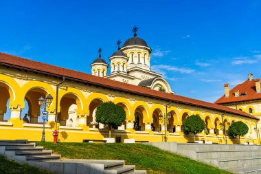 Romanya 'nın Alba Iulia kentinde güneşli bir günde Ortodoks Katedrali manzarası, 2021
