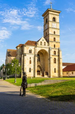 Romanya 'nın Alba Iulia kentindeki güneşli bir günde katolik katedralin manzarası, 2021