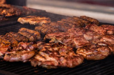 Izgarada leziz yemekler. Yemek festivalinde biftek, ızgara sosis.