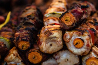 Izgarada leziz yemekler. Yemek festivalinde biftek, ızgara sosis.