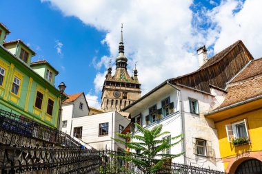 Sighisoara şehrinin ortaçağ güçlendirilmiş kalesi ve ünlü Saat Kulesi