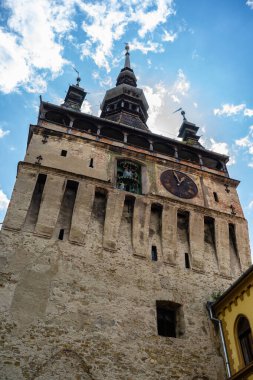 Sighisoara şehrinin ortaçağ güçlendirilmiş kalesi ve ünlü Saat Kulesi