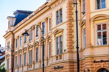 Romanya 'nın Sibiu kentinde geleneksel renkli evler ve mimarlık, 2022