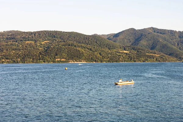 Mann Boot Entspannt Sich Und Angelt Einem Sonnigen Tag Auf — Stockfoto
