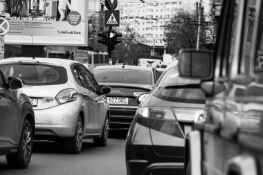 Romanya 'nın Bükreş kentinde araba trafiği, kirlilik ve trafik sıkışıklığı, 2022