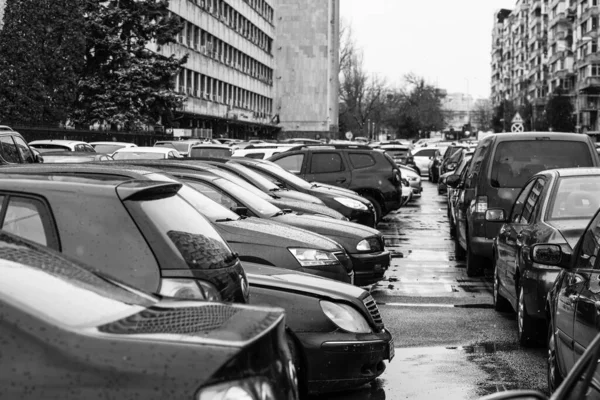 Romanya 'nın Bükreş kentinde araba trafiği, kirlilik ve trafik sıkışıklığı, 2022