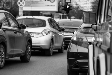 Romanya 'nın Bükreş kentinde araba trafiği, kirlilik ve trafik sıkışıklığı, 2022