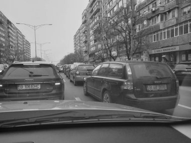 Romanya 'nın Bükreş kentinde araba trafiği, kirlilik ve trafik sıkışıklığı, 2022