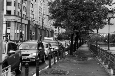 Romanya 'nın Bükreş kentinde araba trafiği, kirlilik ve trafik sıkışıklığı, 2022