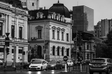 Romanya 'nın Bükreş kentinde araba trafiği, kirlilik ve trafik sıkışıklığı, 2022