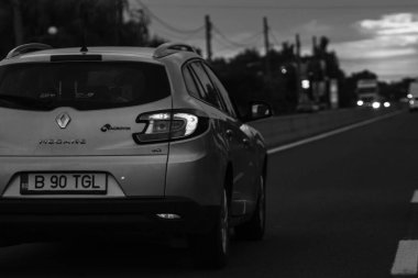 Romanya 'nın Bükreş kentinde araba trafiği, kirlilik ve trafik sıkışıklığı, 2022