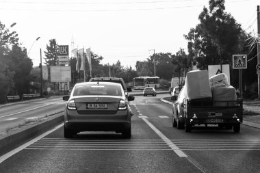 Romanya 'nın Bükreş kentinde araba trafiği, kirlilik ve trafik sıkışıklığı, 2022