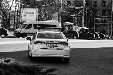 Romanya 'nın Bükreş kentinde araba trafiği, kirlilik ve trafik sıkışıklığı, 2022