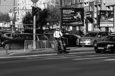 Romanya 'nın Bükreş kentinde araba trafiği, kirlilik ve trafik sıkışıklığı, 2022