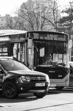 Romanya 'nın Bükreş kentinde araba trafiği, kirlilik ve trafik sıkışıklığı, 2022