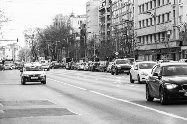 Romanya 'nın Bükreş kentinde araba trafiği, kirlilik ve trafik sıkışıklığı, 2022