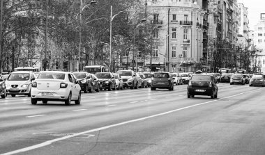 Romanya 'nın Bükreş kentinde araba trafiği, kirlilik ve trafik sıkışıklığı, 2022