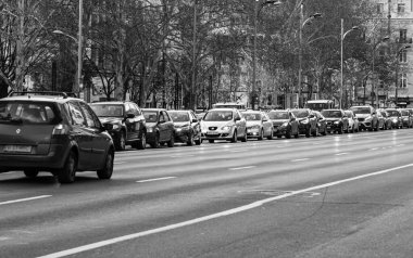 Romanya 'nın Bükreş kentinde araba trafiği, kirlilik ve trafik sıkışıklığı, 2022