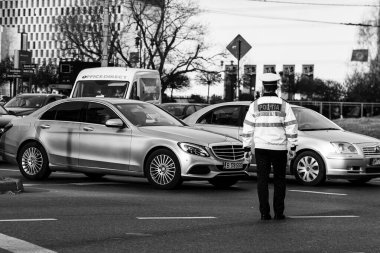 Romanya 'nın Bükreş kentinde araba trafiği, kirlilik ve trafik sıkışıklığı, 2022