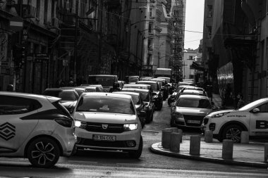 Romanya 'nın Bükreş kentinde araba trafiği, kirlilik ve trafik sıkışıklığı, 2022