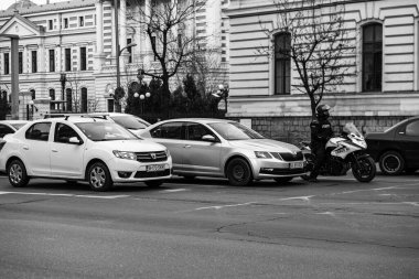 Romanya 'nın Bükreş kentinde araba trafiği, kirlilik ve trafik sıkışıklığı, 2022