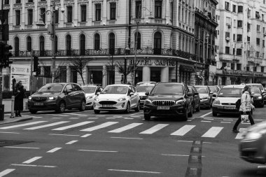 Romanya 'nın Bükreş kentinde araba trafiği, kirlilik ve trafik sıkışıklığı, 2022