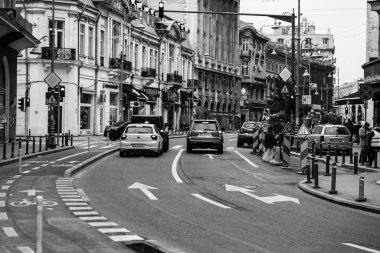 Romanya 'nın Bükreş kentinde araba trafiği, kirlilik ve trafik sıkışıklığı, 2022