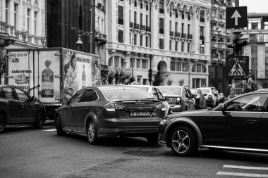 Romanya 'nın Bükreş kentinde araba trafiği, kirlilik ve trafik sıkışıklığı, 2022