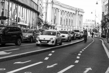 Romanya 'nın Bükreş kentinde araba trafiği, kirlilik ve trafik sıkışıklığı, 2022