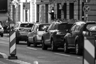 Romanya 'nın Bükreş kentinde araba trafiği, kirlilik ve trafik sıkışıklığı, 2022